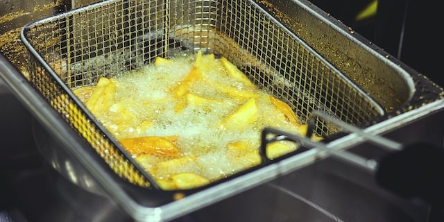 kentang yang sedang di goreng